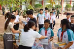 La escuela secundaria Trung Vuong en la de provincia de Thai Nguyen preparó cuadernos y bolígrafos para distribuir entre los estudiantes que carecían de ellos debido a las inundaciones en sus hogares en octubre de 2025. Foto: VNA.