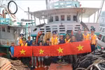 El Comando de la Región 3 de la Guardia Costera organizó un programa para difundir las leyes sobre la lucha contra la pesca IUUy entregó banderas nacionales a los pescadores. Foto: VNA