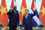 El primer ministro de Vietnam, Pham Minh Chinh y el presidente de la Asamblea Nacional del Poder Popular y del Consejo de Estado de Cuba, Esteban Lazo Hernández (Fuente: VNA)