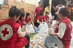 El personal de la Cruz Roja de Vietnam prepara artículos esenciales para ayudar a los hogares afectados por las inundaciones tras la tormenta Wipha. (Foto: VNA)