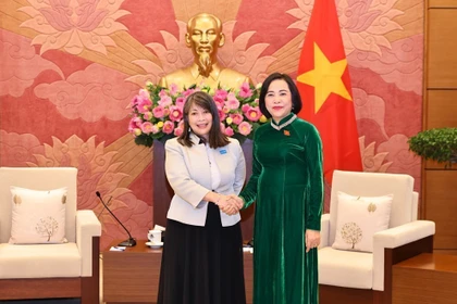 La vicepresidenta de la Asamblea Nacional de Vietnam, Nguyen Thi Thanh, recibe en Hanoi a la directora regional de UNICEF para Asia y el Pacífico, June Kunugi. Foto: VNA