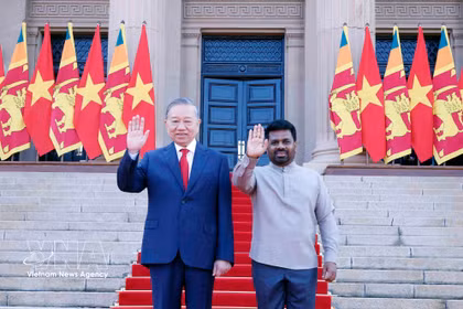 El presidente de Sri Lanka, Anura Kumara Dissanayake, encabeza en el Palacio Presidencial de Colombo la ceremonia oficial de bienvenida al secretario general del Partido Comunista y presidente de Vietnam, To Lam. (Foto: VNA)