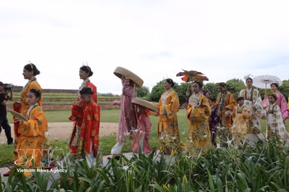 Desfile de trajes tradicionales vietnamitas en Hue 2026 