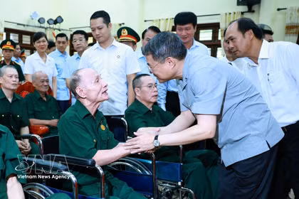 El primer ministro Le Minh Hung visita a los soldados heridos y enfermos que reciben tratamiento en el Centro de Rehabilitación Kim Bang, en la provincia de Ninh Binh. Foto: VNA