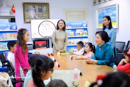 La esposa del secretario general del Partido Comunista de Vietnam y presidente de la República, Ngo Phuong Ly, visita a profesores y alumnos de la clase de vietnamita Lac Hong. Foto: VNA