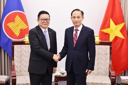 El ministro de Relaciones Exteriores de Vietnam, Le Hoai Trung, recibe en Hanoi al secretario general de la ASEAN, Kao Kim Hourn. (Foto: VNA)