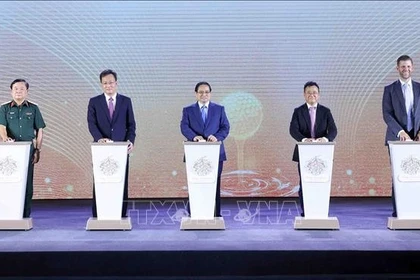 El 21 de mayo de 2025, el primer ministro Pham Minh Chinh asistió a la ceremonia de colocación de la primera piedra del proyecto de complejo urbano, ecoturismo y campo de golf en la provincia de Hung Yen, uno de los más de 20 proyectos del Grupo Trump (EE. UU.) en todo el mundo. (Foto: VNA)