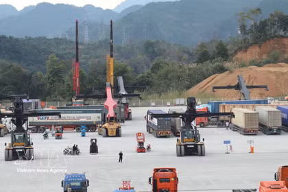 El Parque Logístico Viettel en Lang Son ha establecido más de 2.000 cámaras con inteligencia artificial para monitorear y coordinar las actividades de importación y exportación. Foto: VNA