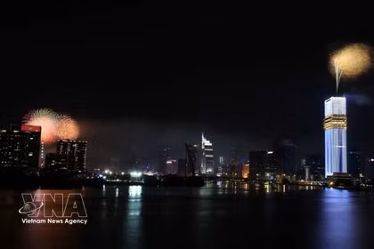 Fuegos oficiales en Ciudad Ho Chi Minh. Foto de archivo