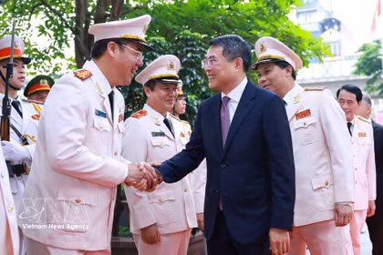 El primer ministro de Vietnam, Le Minh Hung, asiste a la ceremonia conmemorativa del 80º aniversario del Día Tradicional de la Policía Criminal del Ministerio de Seguridad Pública (18/4/1946 – 2026). (Foto: VNA)