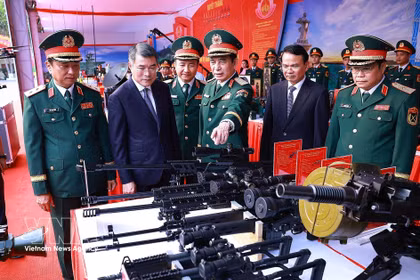 El primer ministro Le Minh Hung visita una exposición de iniciativas de innovación tecnológica de la Región Militar 4. Foto: VNA