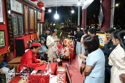 Los turistas visitan un espacio de escritura de caligrafía en el barrio de Thuan Hoa, ciudad de Hue, durante el Año Nuevo Lunar de 2026. Foto: VNA
