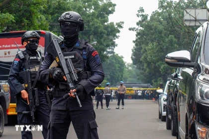La policía monta guardia frente a una comisaría en la ciudad de Bandung, Indonesia. (Foto: AFP/VNA)