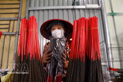 Hung Yen mantiene viva tradición de elaboración de incienso negro de Van Quan