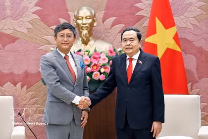 El presidente de la Asamblea Nacional de Vietnam, Tran Thanh Man, recibe al nuevo embajador de India en Hanoi, Tshering Wangchuk Sherpa. (Fuente: VNA)