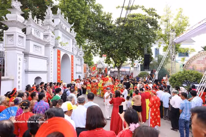 Numerosas personas asisten a la ceremonia que conmemora el milenario de las relaciones de amistad entre Van Phuc y Nga My. Foto: VNA