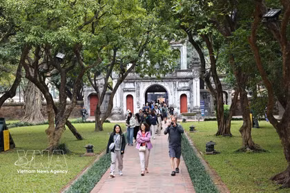 Numerosos turistas de Hanoi y del extranjero visitan el Templo de la Literatura. Foto: VNA