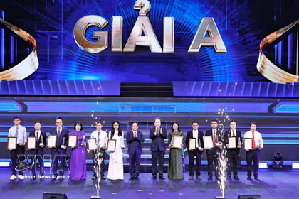 El presidente de la Asamblea Nacional, Tran Thanh Man, y el jefe de la Comisión de Propaganda, Educación y Movilización de Masas, Trinh Van Quyet, entregan los premios A a autores y grupos de autores en los XX Premios Nacionales de Periodismo 2025. Foto: VNA