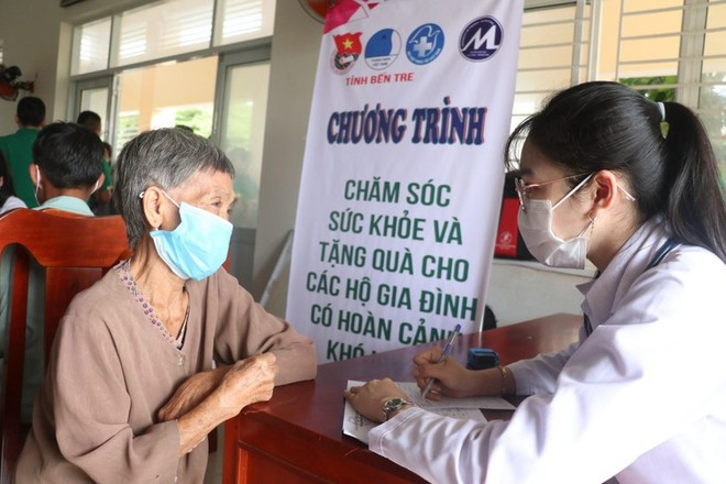 La resolución aspira a aumentar la esperanza de vida media a 75,5 años, con al menos 68 años de vida saludable. (Foto: VNA) thaythuoctre.jpg