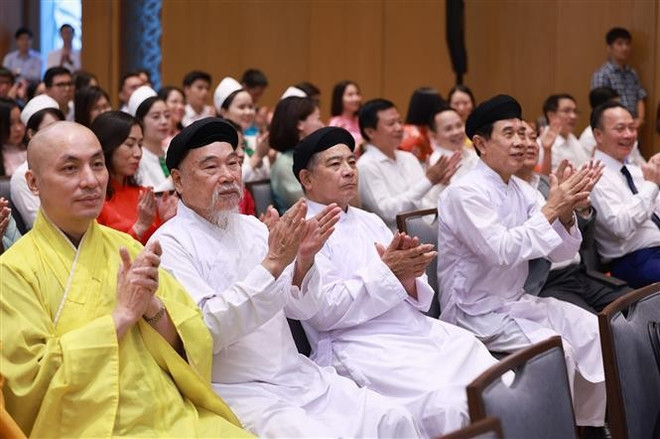 Delegados asisten a la ceremonia de lanzamiento de la emulación para dar la bienvenida al XIV Congreso Nacional del Partido. (Foto: VNA) vna-potal-thu-tuong-phat-dong-thi-dua-chao-mung-dai-hoi-xiv-cua-dang-8317851.jpg