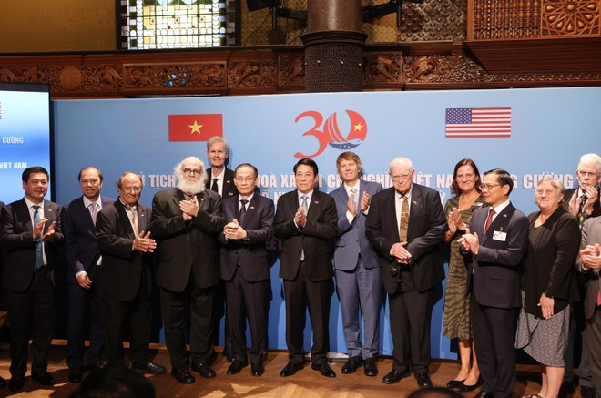 El presidente vietnamita, Luong Cuong, y sus delegados (Foto: VNA) hj.jpg