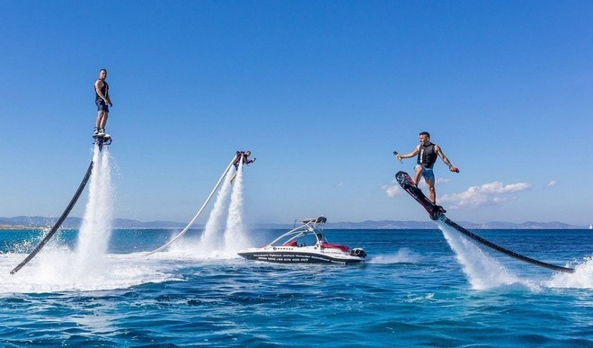 Exhibición de motos acuáticas y flyboards para los visitantes en la sesión inaugural del DIFF 2024. (Foto: VNA) diff.jpg
