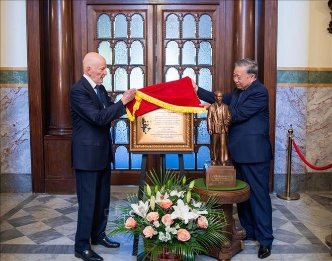 El secretario general del Comité Central del Partido Comunista de Vietnam (PCV), To Lam, entrega la placa con el retrato del Presidente Ho Chi Minh al exrey Simeón de Sajonia-Coburgo-Gotha. (Foto: VNA) exrey-2.jpg