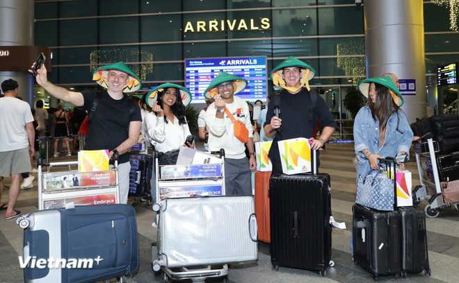 La industria turística recibe a numerosos visitantes internacionales para visitar y relajarse. En la imagen, un grupo de turistas de Dubái llegó a Da Nang. (Foto: Vietnam+) dubai06.jpg