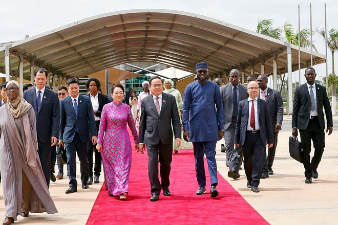 El presidente de la Asamblea Nacional Senegalesa, El Malick Ndiaye (R), despide al presidente de la Asamblea Nacional Tran Thanh Man y a su esposa Nguyen Thi Thanh Nga en el Aeropuerto Internacional Blaise Diagne de Dakar. (Foto: VNA) img-3503.jpg