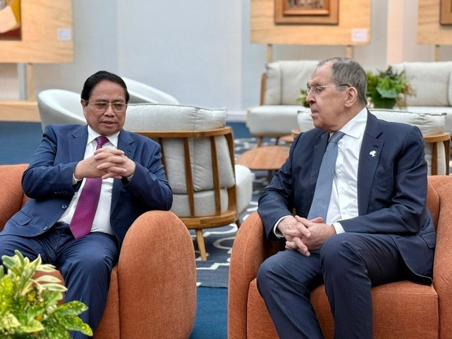 El primer ministro Pham Minh Chinh conversa con el ministro de Asuntos Exteriores ruso, Serguéi Lavrov (Foto: Portal del Gobierno) ppe.jpg
