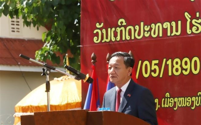 El embajador de Vietnam en Laos, Nguyen Minh Tam, pronuncia su discurso en la ceremonia. (Foto: VNA) vna-potal-le-ky-niem-135-nam-ngay-sinh-chu-tich-ho-chi-minh-tai-lao-8039828.jpg