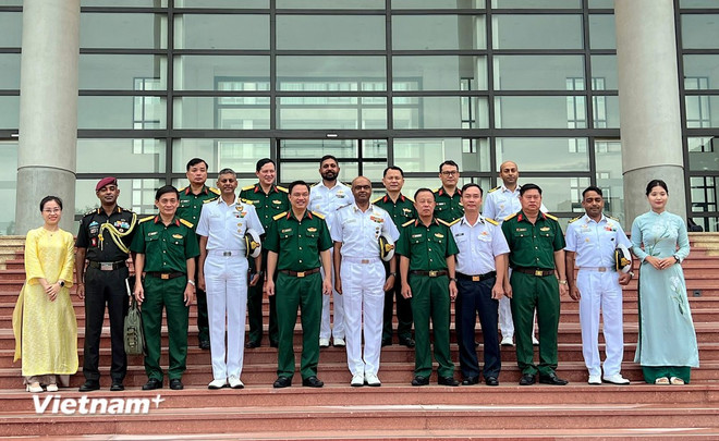 El General de División Nguyen Quoc Huong, Subcomandante de la Región Militar 5 (primera fila, de pie en el centro, 5.ª persona desde la derecha), junto al Contralmirante Susheel Menon, Comandante de la Flota Oriental de la Armada de la India (primera fila, de pie en el centro, 6.ª persona desde la derecha). (Foto: Vietnam+) img-6207.jpg