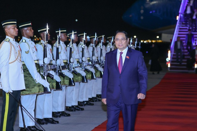 El primer ministro Pham Minh Chinh y la delegación vietnamita llegaron a Malasia para asistir a la 47.ª Cumbre de la ASEAN y conferencias relacionadas. (Foto: baochinhphu.vn) pm-1.jpg
