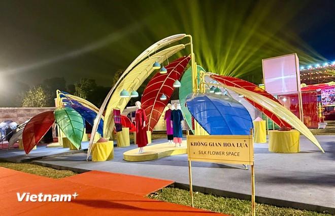 Espacio para exhibir, representar y crear productos del pueblo de seda de Van Phuc. (Foto: Vietnam+) khonggiangtrungbay2.jpg