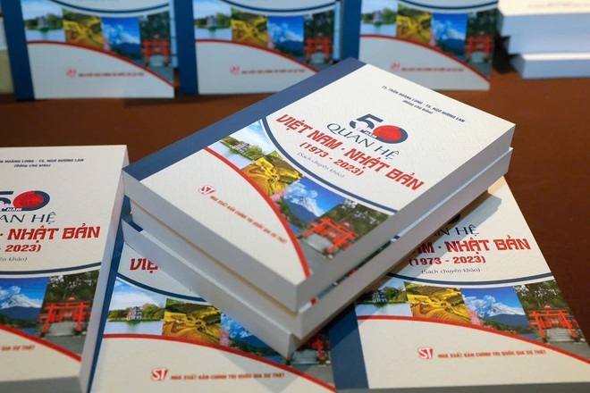El libro ofrece una visión panorámica de las relaciones bilaterales entre ambos países. (Foto: Vietnam+) jica.jpg