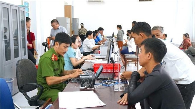 Ciudadanos realizan trámites administrativos en el centro de servicios administrativos públicos del distrito de Tan Ninh, provincia de Tay Ninh (anteriormente distrito 3 de la ciudad de Tay Ninh). (Foto: VNA) tinhgon-2.jpg