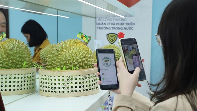 Los consumidores pueden rastrear fácilmente el origen de los productos a través del teléfono. (Foto: VNA) qltt1-20250423130415.jpg