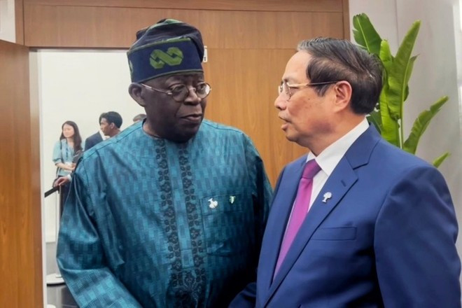 El primer ministro Pham Minh Chinh (der.) y el presidente nigeriano Bola Ahmed Tinubu (Foto: Portal del Gobierno) ni.jpg