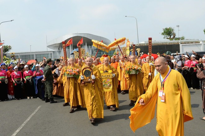 Las reliquias de Buda se trasladan desde el Aeropuerto Internacional de Noi Bai a la Pagoda Quan Su. (Foto: Vietnam+) 2.jpg