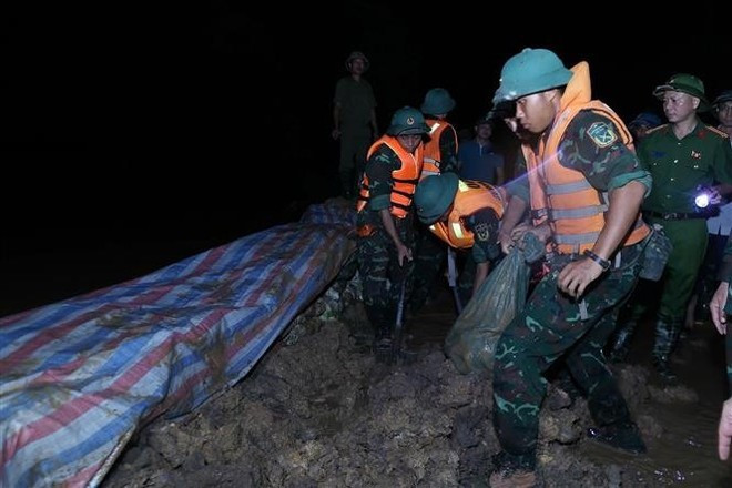 Las fuerzas están trabajando para reforzar el dique del río Cau (Foto: VNA) pm2.jpg