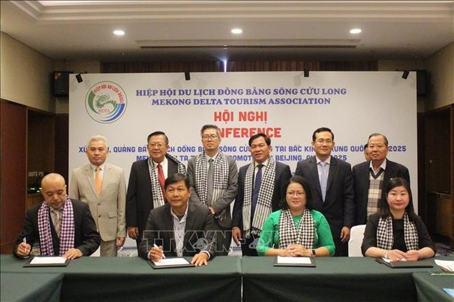 Empresas turísticas de Vietnam y China firman varios memorandos de entendimiento sobre cooperación para el desarrollo turístico. (Foto: VNA) trung-quoc-170325.jpg