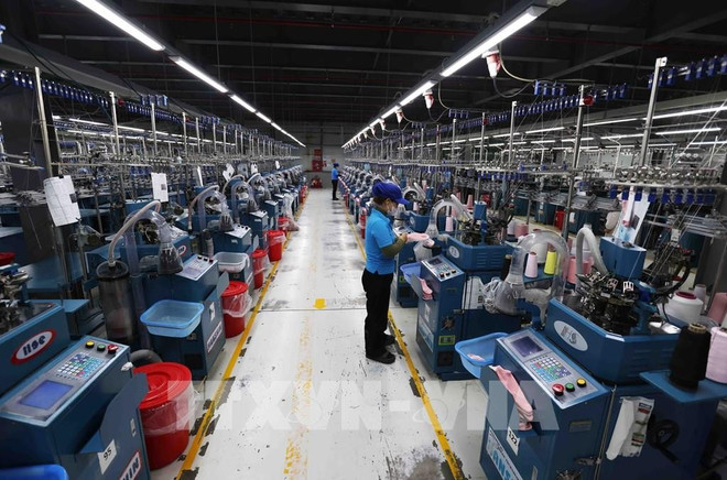 La empresa SUNJIN AT&C VINA LLC, ubicada en la zona económica de Chan May – Lang Co, en la ciudad de Hue, con capital 100% surcoreano, se especializa en la producción de productos de tejido de punto para exportación. (Foto: VNA). 174510-khoi-doanh-nghiep-fdi-hue-dong-gop-10-grdp-nam.jpg