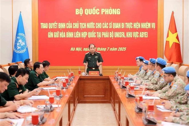 El coronel general Phung Si Tan, subjefe del Estado Mayor General del Ejército Popular de Vietnam, interviene en el evento (Fuente: VNA) vna-potal-trao-quyet-dinh-cho-cac-si-quan-di-thuc-hien-nhiem-vu-tai-phai-bo-gin-giu-hoa-binh-lien-hop-quoc-tai-phai-bo-unisfa-khu-vuc-abyei-8164381.jpg