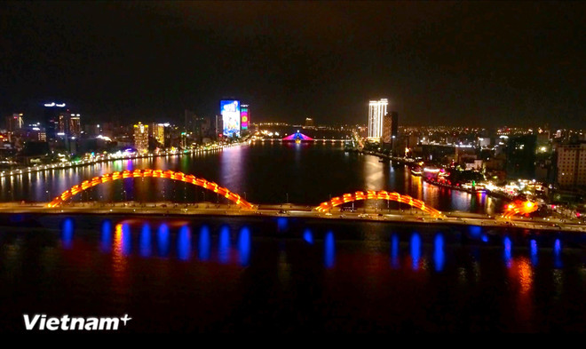 Las dos orillas del río Han de noche en la ciudad de Da Nang. (Foto: Vietnam+) songhantrongdem01.jpg