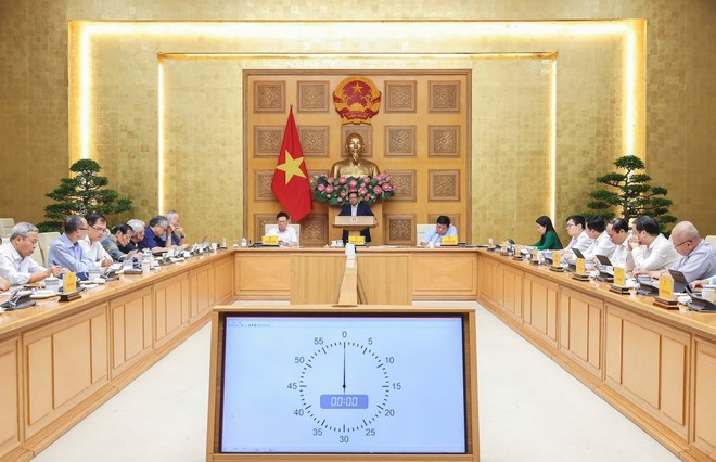 En la reunión. (Fuente: VNA) vna-potal-thu-tuong-pham-minh-chinh-lam-viec-voi-hoi-dong-tu-van-chinh-sach-8261736.jpg