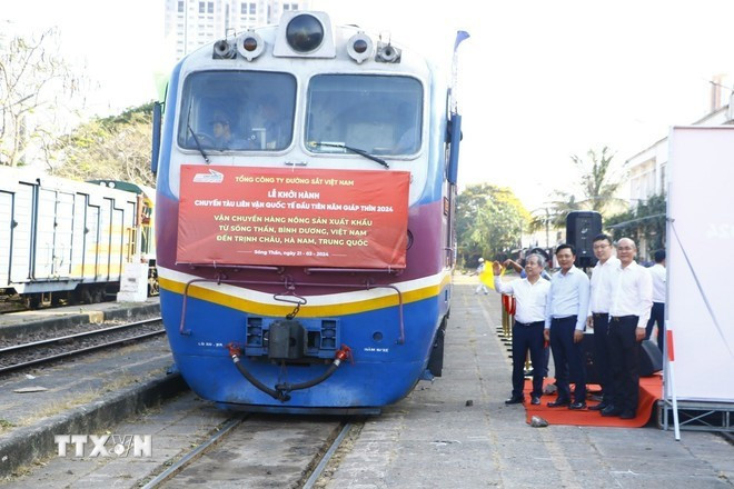 Ceremonia de salida del primer tren transfronterizo del Año del Dragón 2024, que transportó productos agrícolas desde la estación de Song Than, en la provincia de Binh Duong, hasta Zhengzhou, en la provincia china de Henan. (Foto: VNA) vietnam-china.jpg