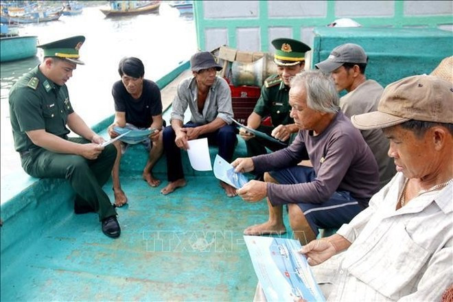 La Estación de Guardia Fronteriza de Thanh Hai lanza una intensa campaña de comunicación en el puerto para concienciar a los pescadores sobre la lucha contra la pesca ilegal. (Foto: VNA) 2-border-guard-command-of-lam-dong-lam-dong-anti-iuu-fishing-efforts-ec-fifth-inspection-visit-to-vietnam-vna.jpg