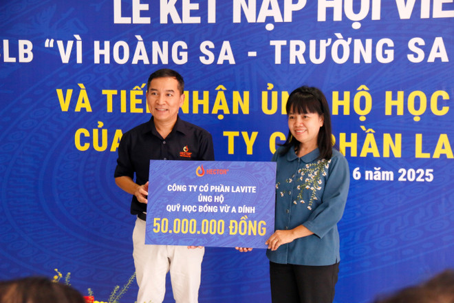 La Empresa Lavite donó dos mil dólares al Fondo de Becas Vu A Dinh. (Fuente: VNA) cong-ty-co-phan-lavite-trao-tang-50-trieu-dong-cho-quy-hoc-bong-vu-a-dinh-ttxvn.jpg