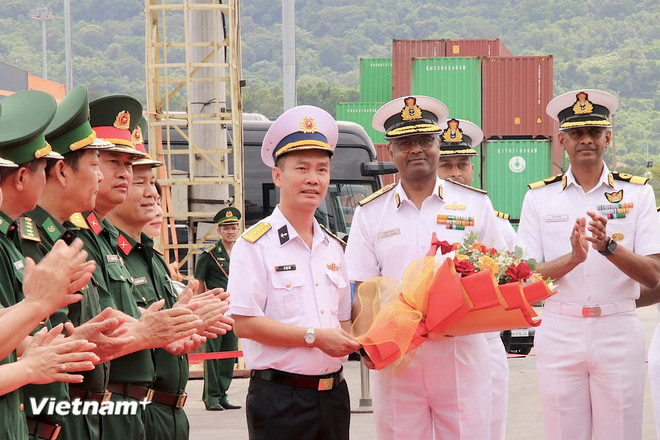 La delegación india recibió flores de bienvenida por parte de representantes vietnamitas al llegar al puerto de Da Nang la mañana del 24 de julio. (Foto: Vietnam+) img-6209.jpg