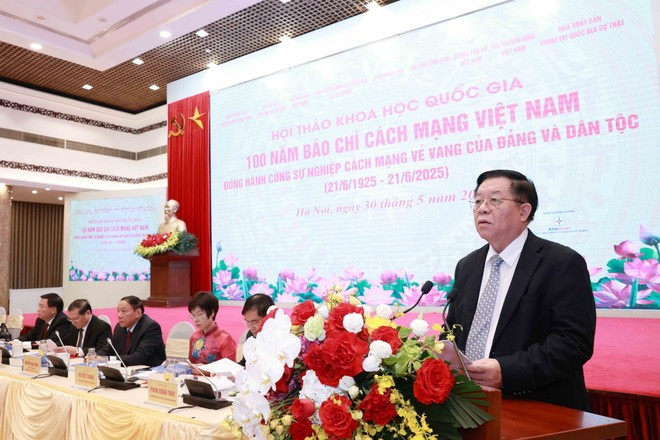 Nguyen Trong Nghia, miembro del Buró Político, secretario del Comité Central del Partido y jefe de su Comisión de Información, Educación y Movilización de Masas, interviene en el seminario. (Foto: VNA) vna-potal-hoi-thao-100-nam-bao-chi-cach-mang-viet-nam-dong-hanh-cung-su-nghiep-cach-mang-ve-vang-cua-dang-va-dan-toc-8064694.jpg